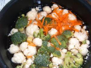 Zeleninová polévka s květákem a brokolicí
