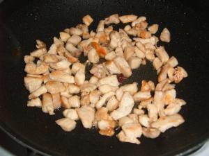 Kuřecí nudličky s hráškem a těstovinami