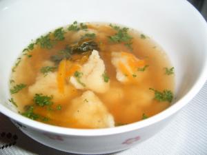 Mrkvová polévka s krupicovými knedlíčky